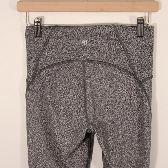 Lululemon Size 6 Train Times Crop (17") Black/White Pattern - Picture 4 of 6